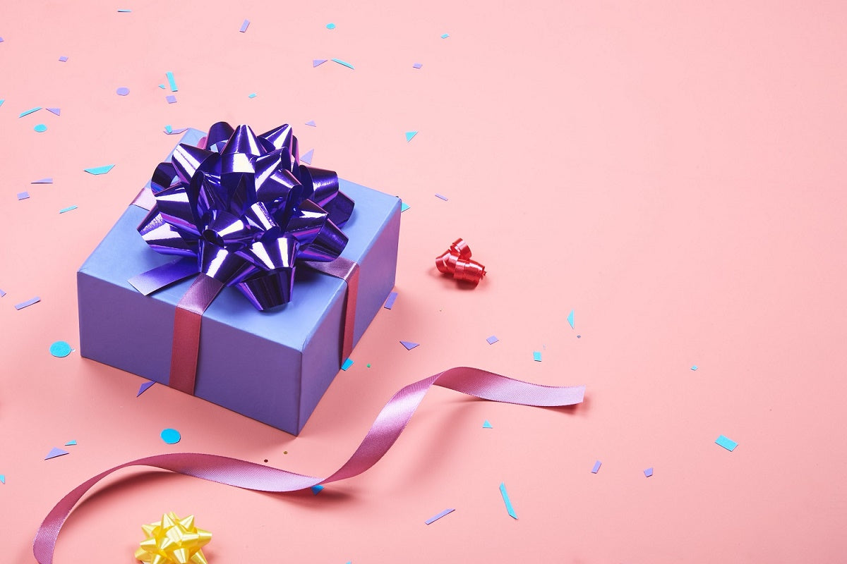 LiliKdo vous aide Ă trouver le cadeau original, tendance et pas cher qu'il vous faut pour faire plaisir Ă vos proches en toute occasion